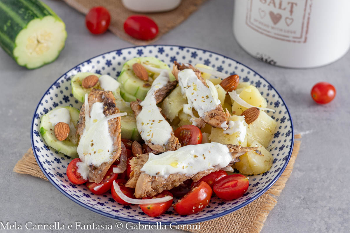 Ensalada ligera de patatas y caballa con pepinos y tomates cherry