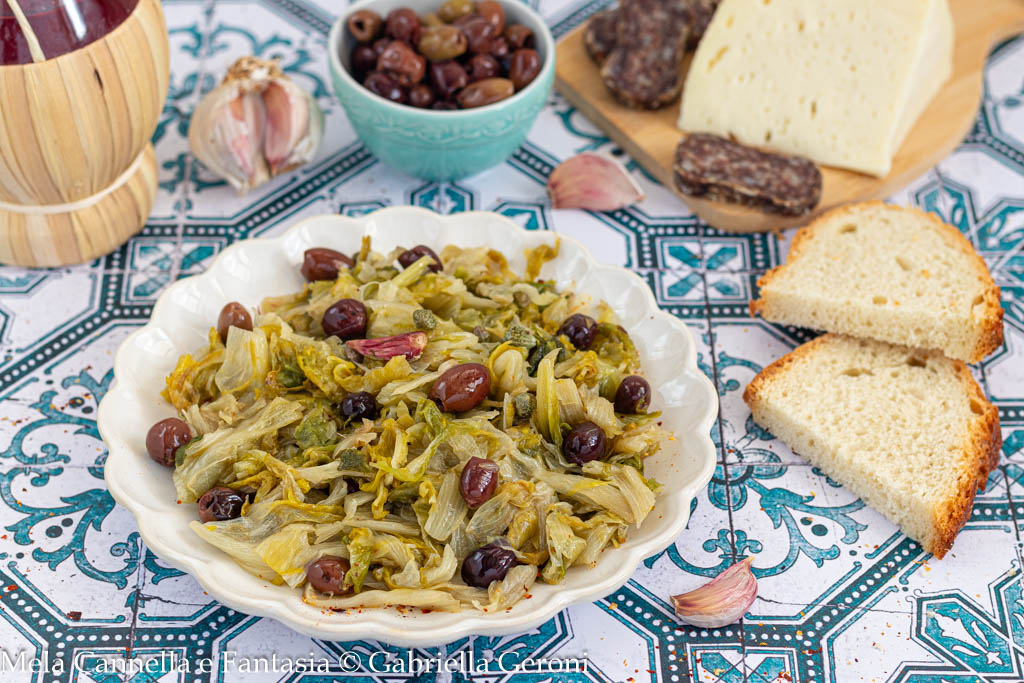 Escarola salteada con aceitunas taggiasche y alcaparras