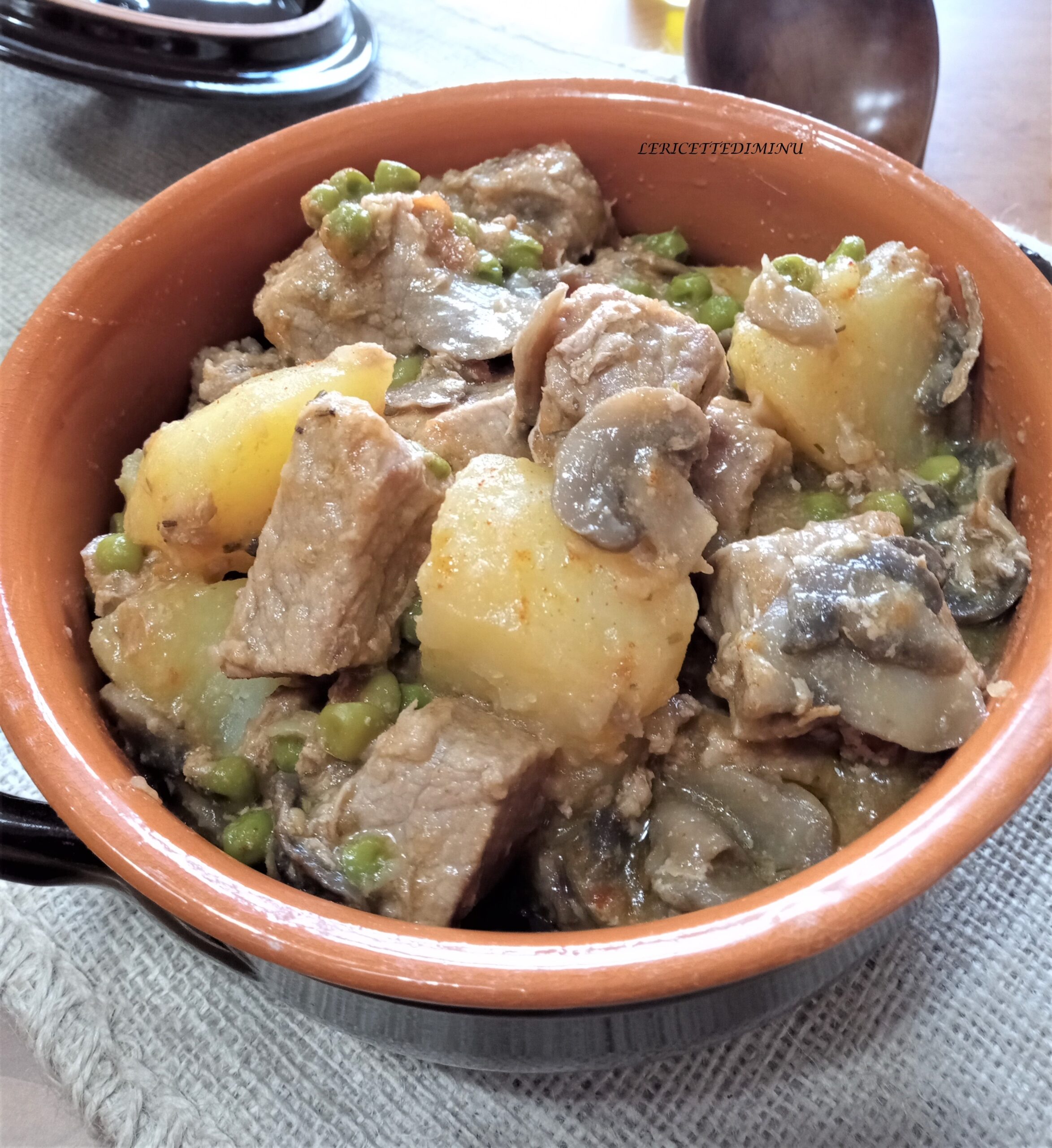 Estofado de patatas, champiñones y guisantes
