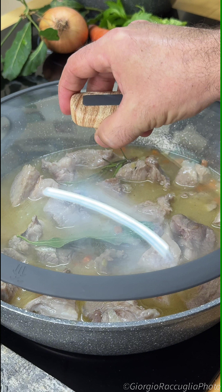 estofado de cerdo con patatas y guisantes