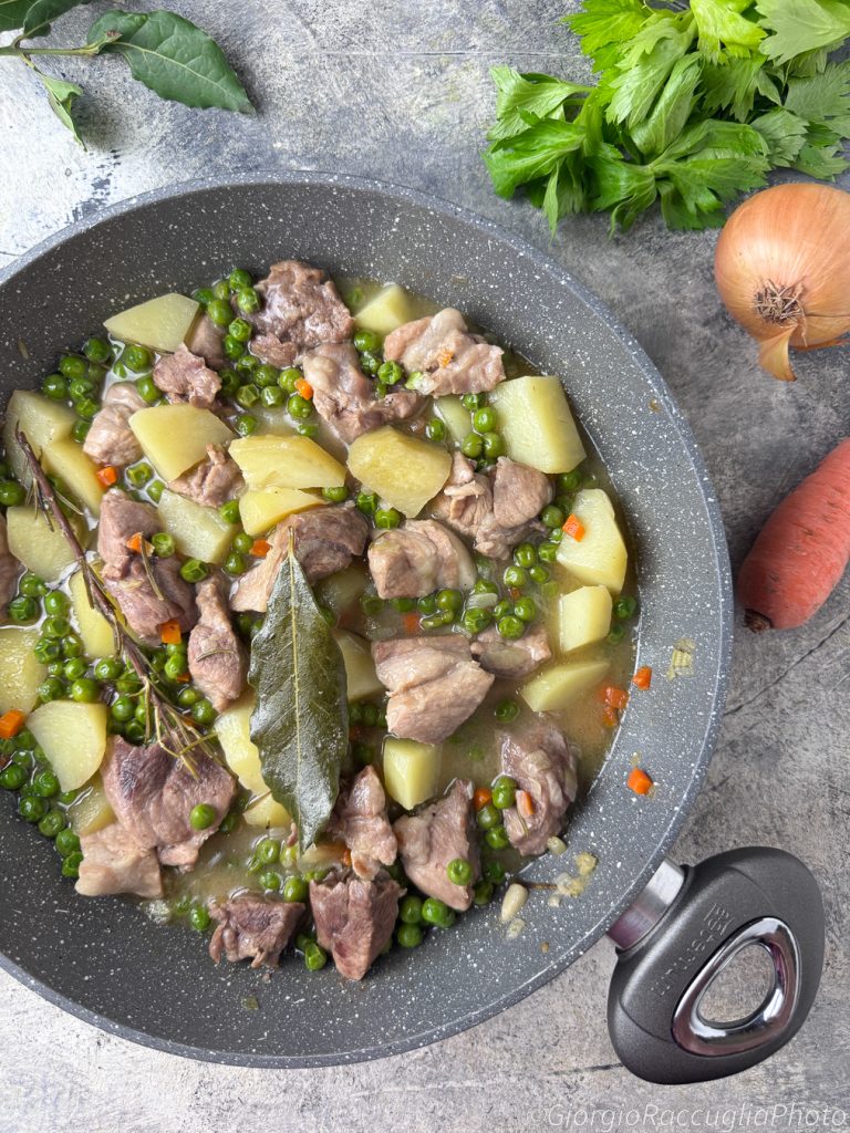 estofado de cerdo con patatas y guisantes