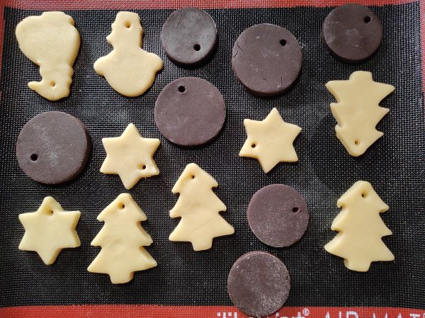 extender masa quebrada y hacer galletas con cortadores