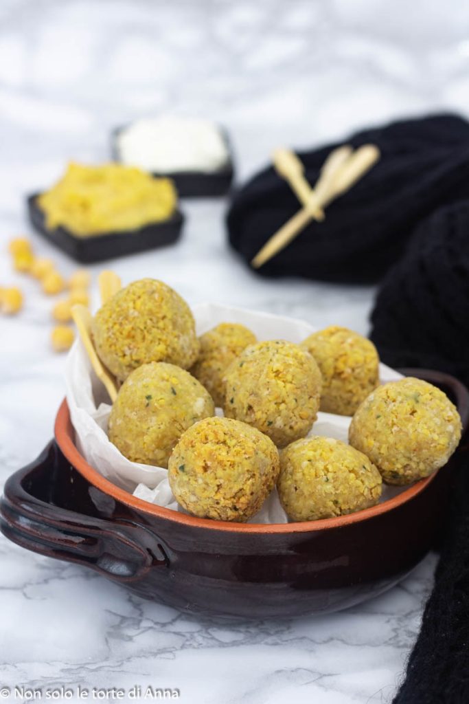 Falafel o felafel de garbanzos con salsa de yogur