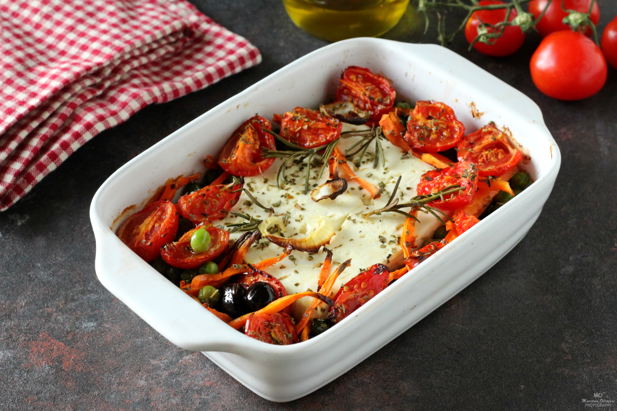 Feta al horno con tomatitos y aceitunas