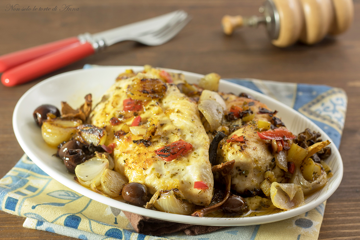 Filetes de pollo con champiñones, aceitunas y alcaparras