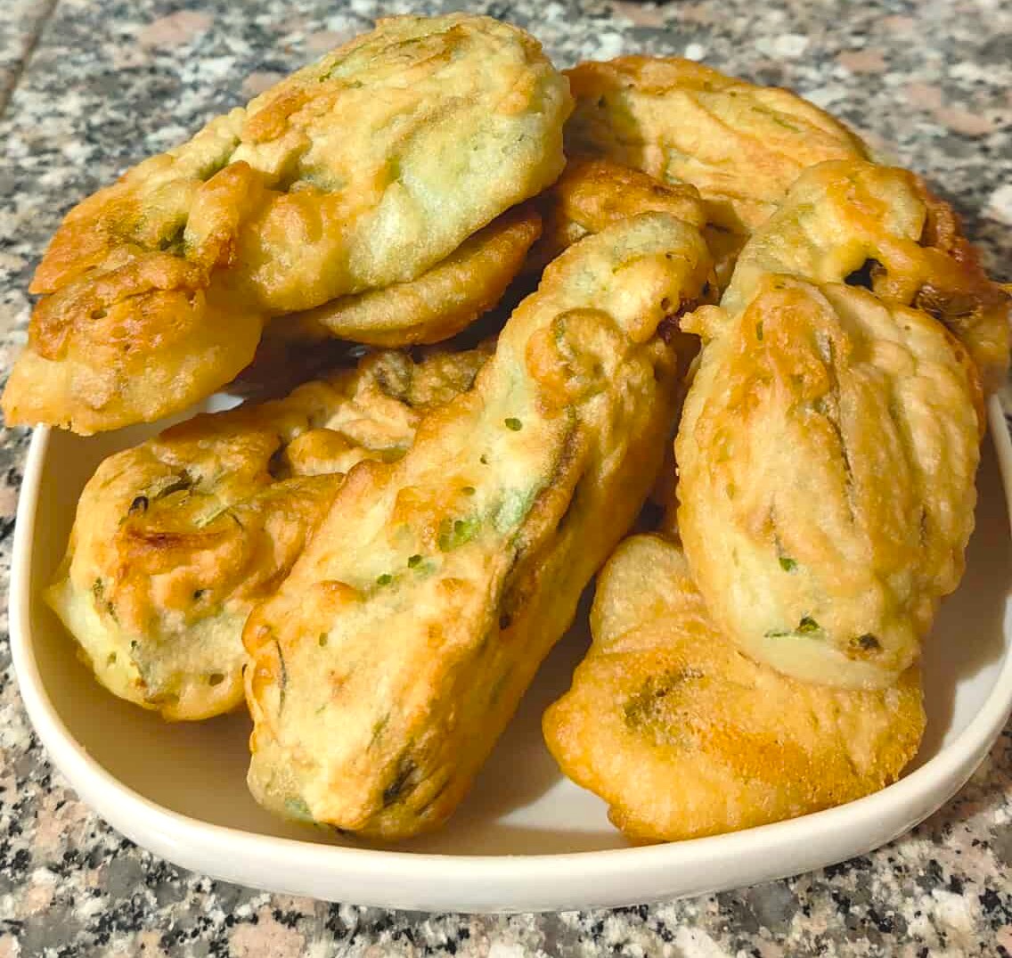 FLORES DE CALABACÍN FRITOS SIN MOZZARELLA Y ANCHOAS: crujientes y ligeros, el secreto está todo en la masa
