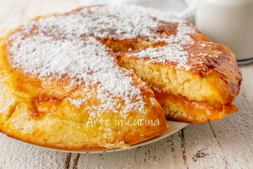 Focaccia vertida con mermelada en sartén