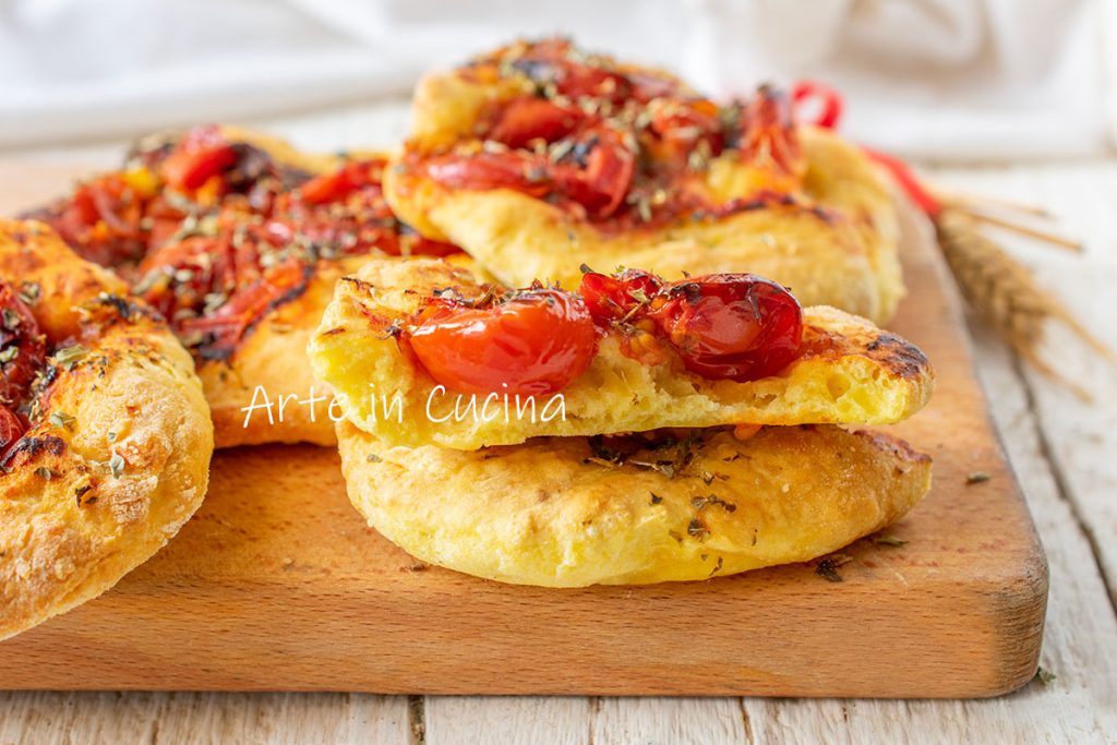 Focaccias rápidas con tomates cherry y orégano