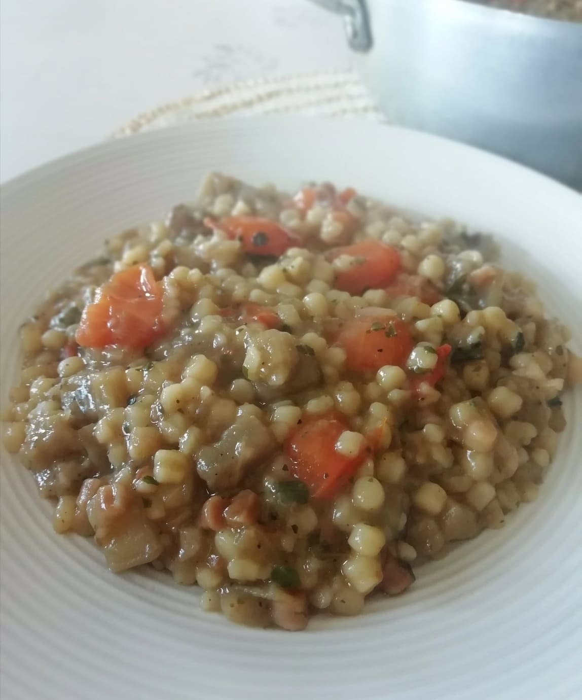 FREGOLA CON BERENJENAS, tomatitos y albahaca