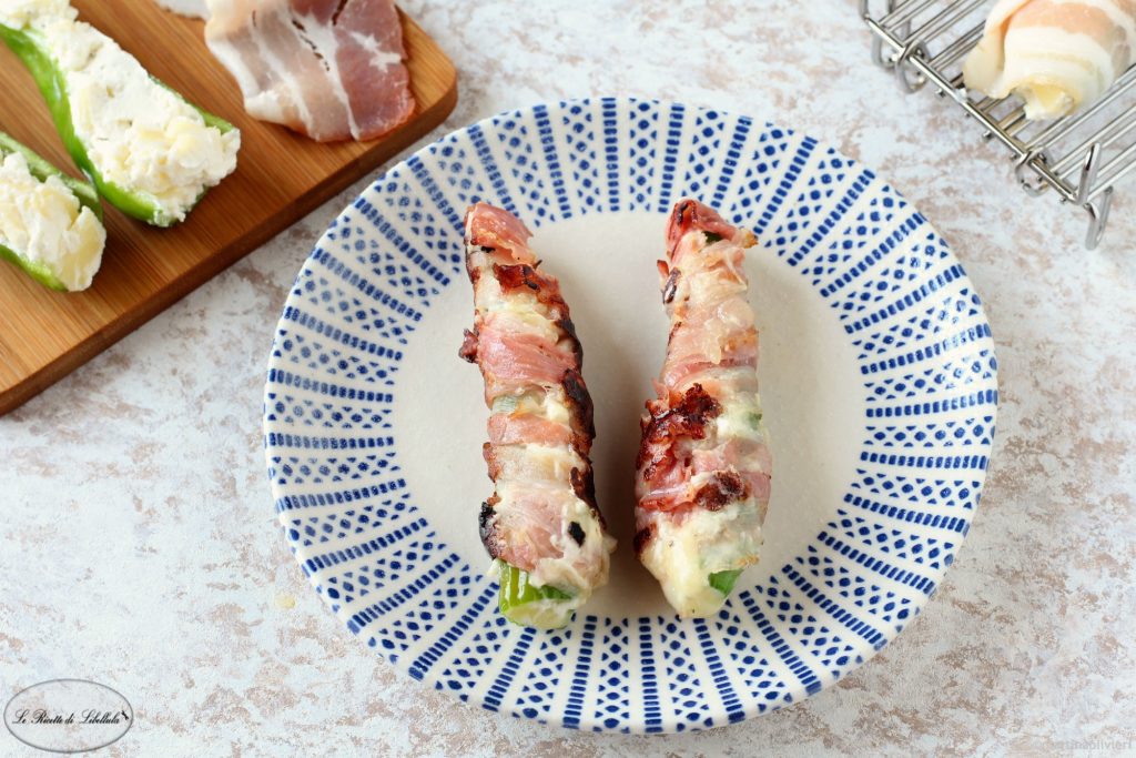 Pimientos rellenos de queso y envueltos en bacon