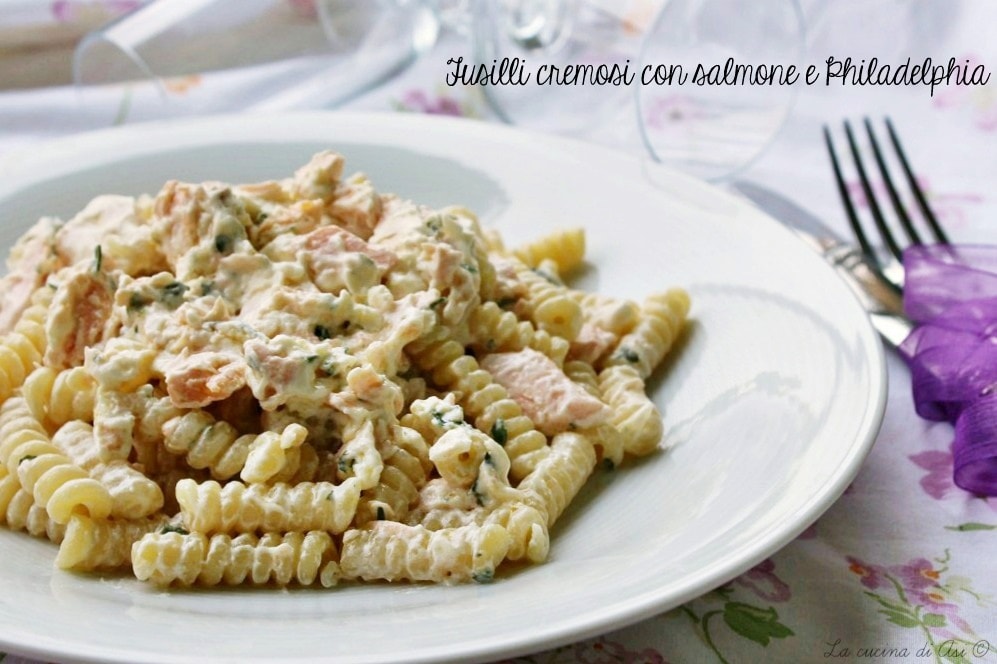 Fusilli cremosos con salmón y philadelphia