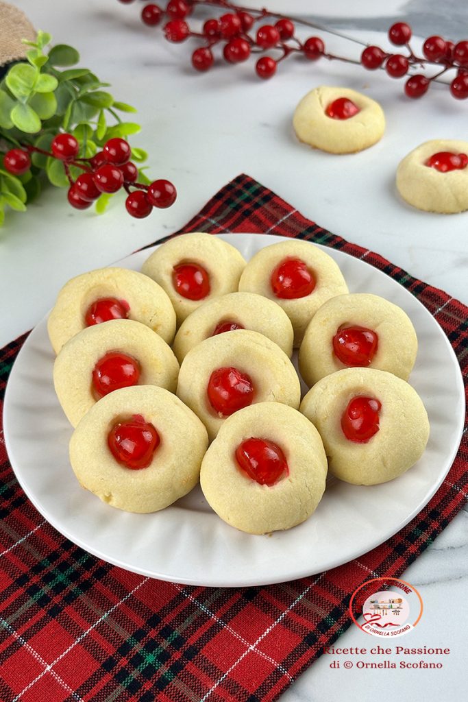 galletas de mantequilla con cerezas confitadas