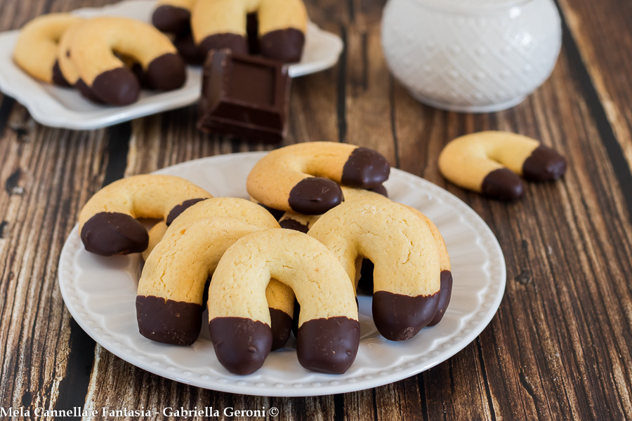 Galletas herradura con glaseado de chocolate negro