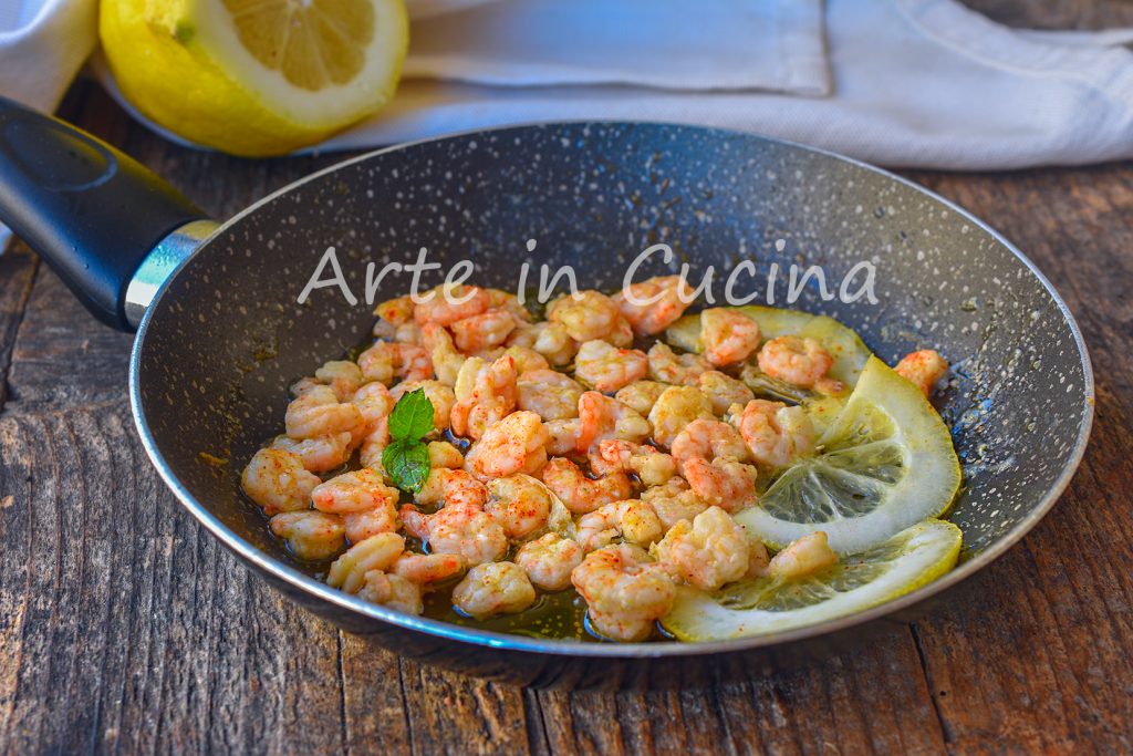 Gambas al limón y pimentón en sartén