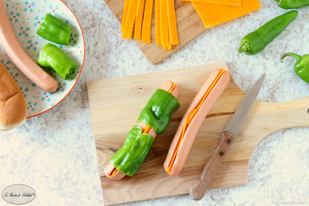 Hot dog con salchicha y pimientos de Padrón