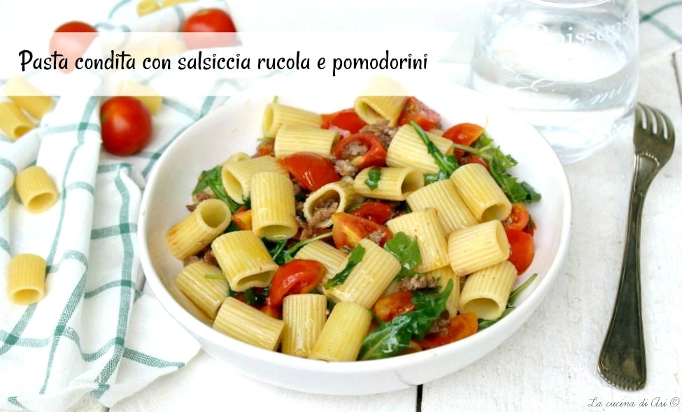 Pasta condimentada con salchicha rúcula y tomatitos