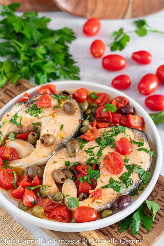 lomos de salmón a la sartén con tomatitos, alcaparras y aceitunas