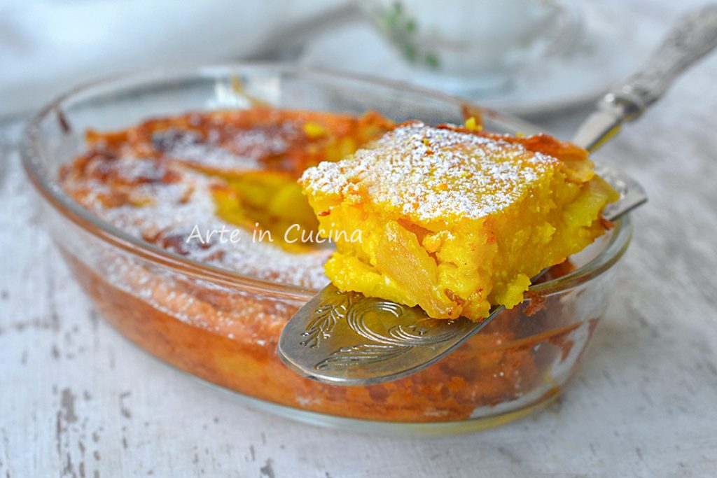 Manzanas y crema a capas en bandeja