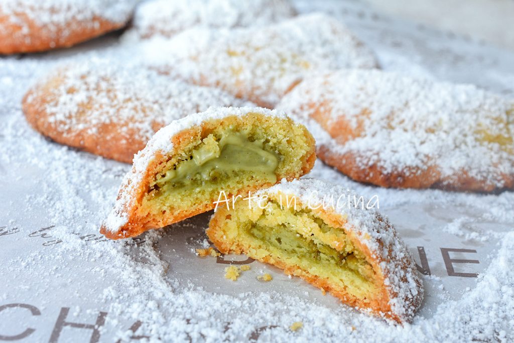 Medialunas de pistacho con masa quebrada