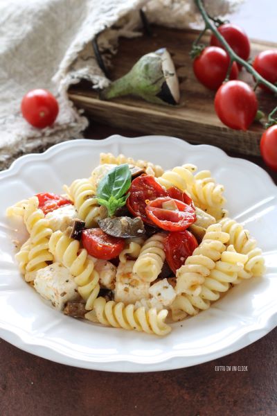 mezcle la pasta y sírvala con una pizca de mejorana y una hoja de albahaca