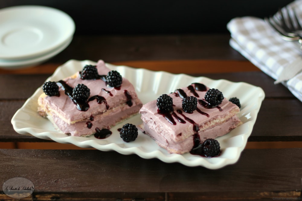 Milhojas con crema de queso y moras silvestres