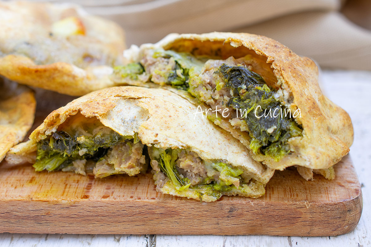 Panecillos rellenos rápidos de salchichas y grelos