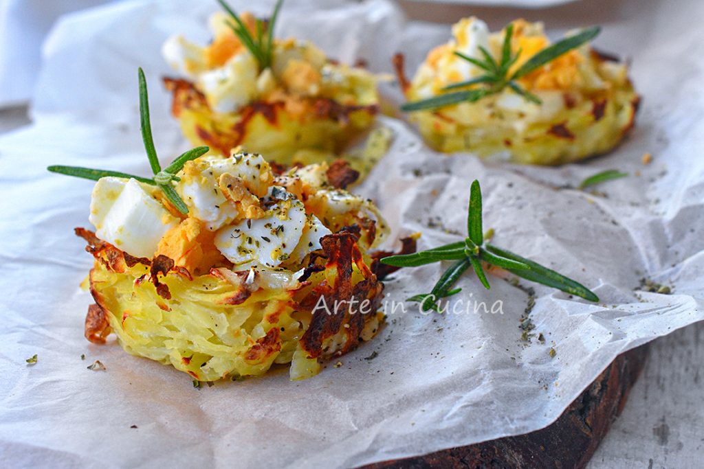 Nidos de patatas y huevos desmenuzados aperitivo para Pascua