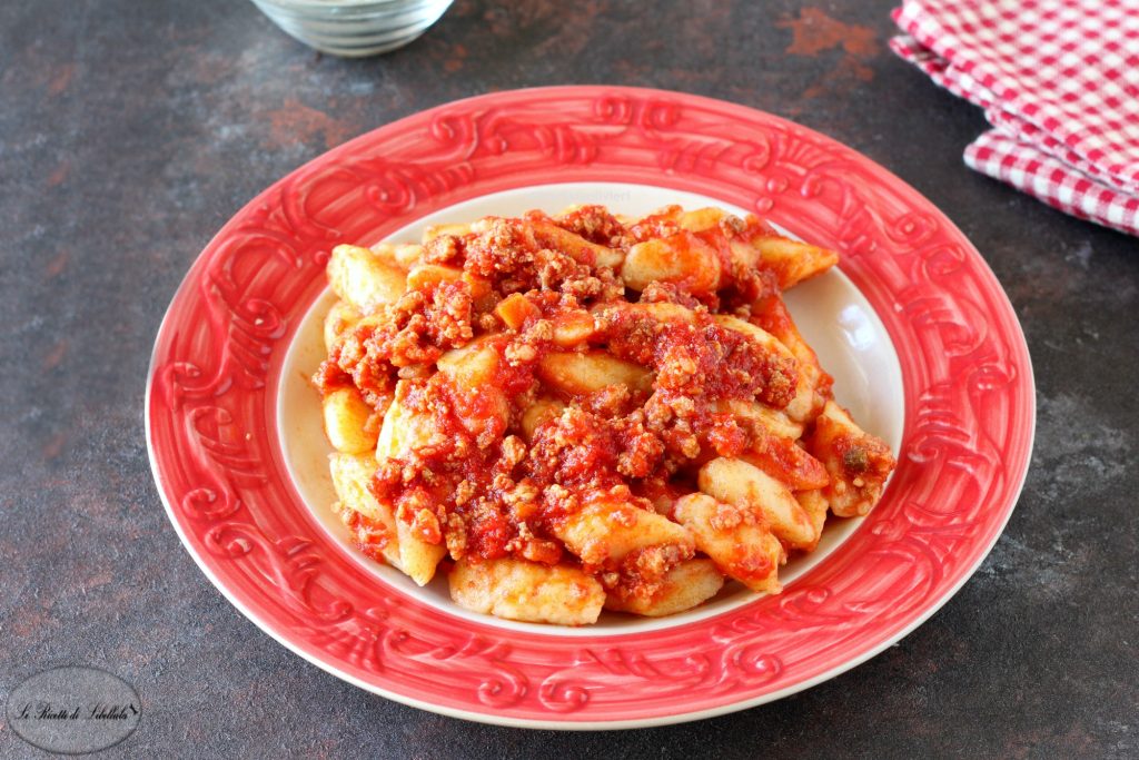 Ñoquis al ragú con salchicha