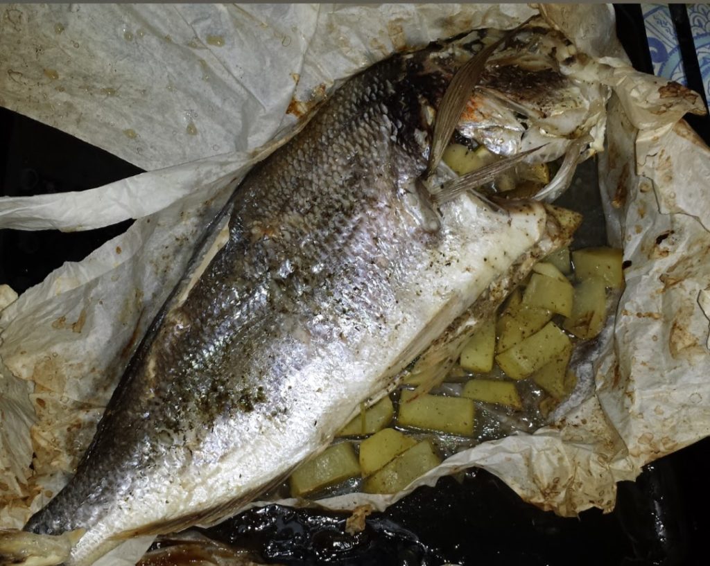 La dorada al horno con patatas aromatizadas