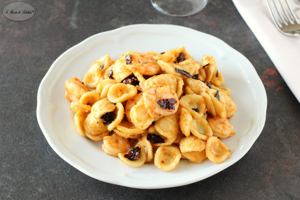 Orecchiette con gambas y pimientos secos