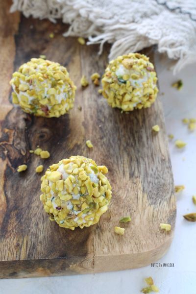 pasa las albóndigas por el granillo de pistachos y sirve