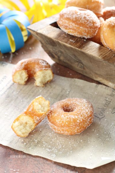 pasa las rosquillitas en el azúcar y sirve