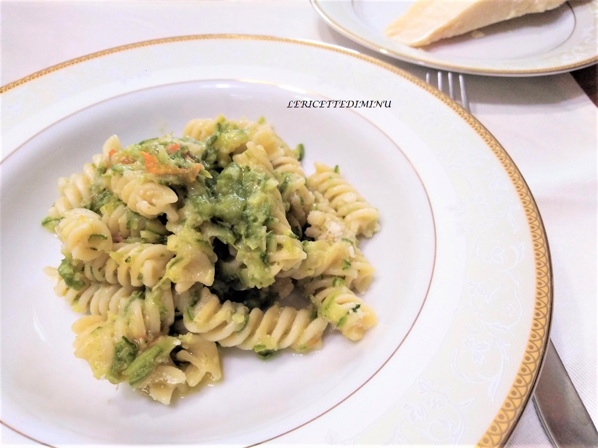 Pasta calabacines flores de calabaza y hojas de calabacín