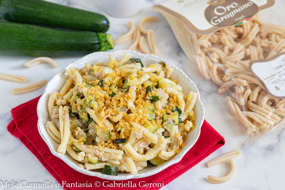 Pasta con calabacines y atún con migas de pan tostado