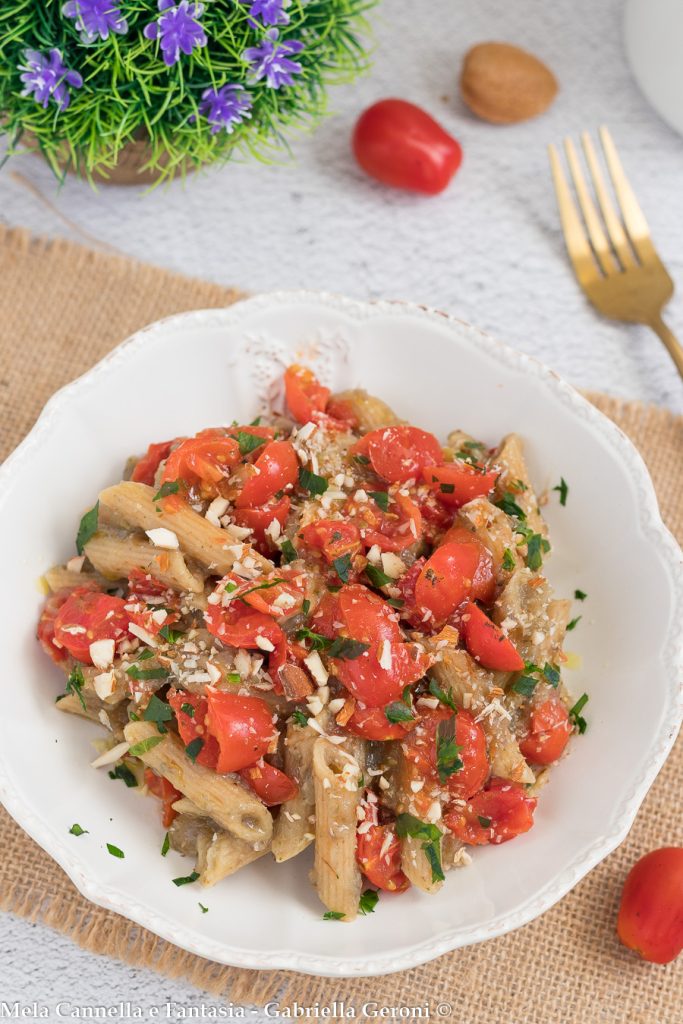 pasta con crema de berenjenas y tomatitos