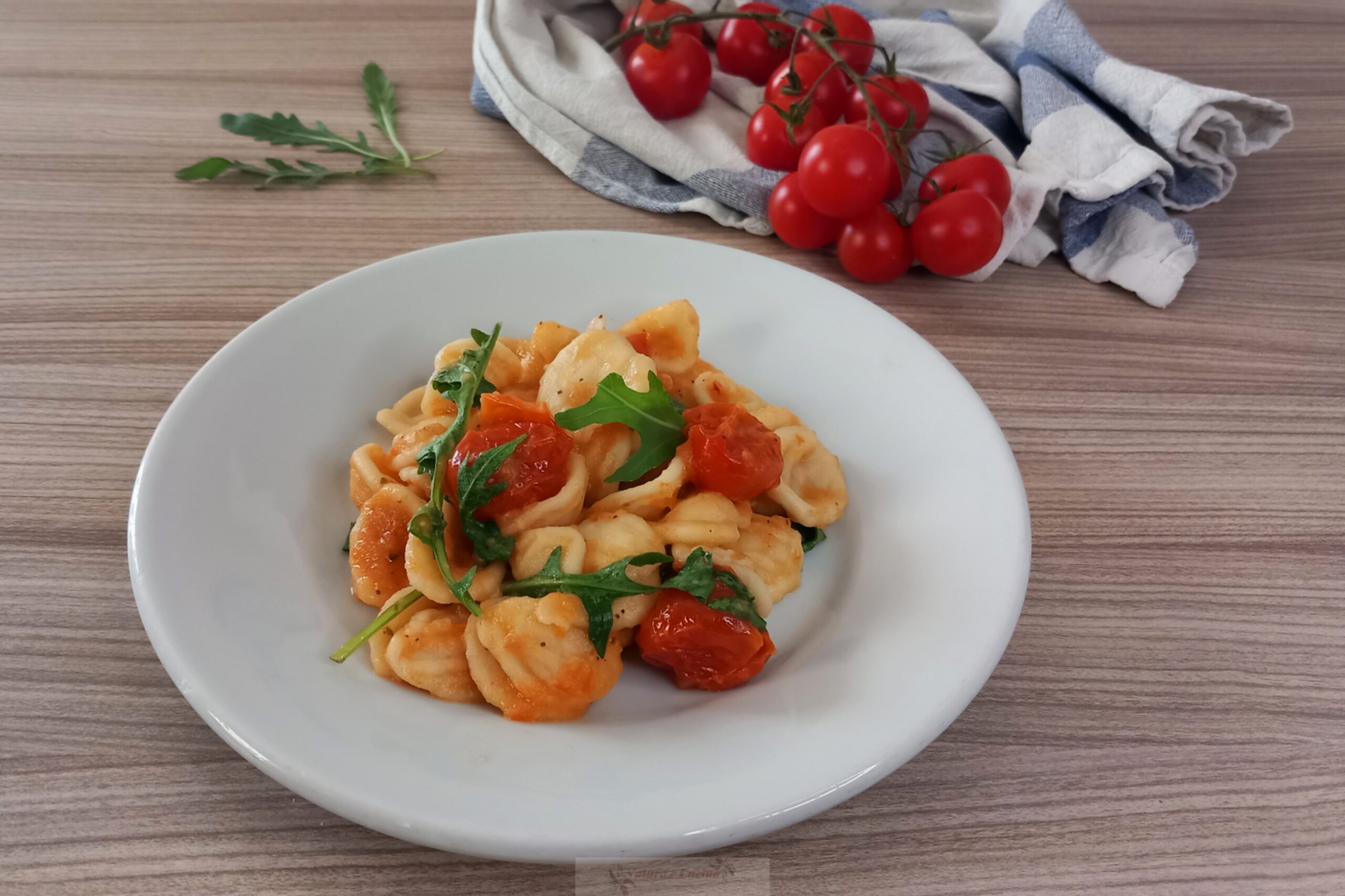 Orecchiette con crema de berenjena, tomatitos y rúcula