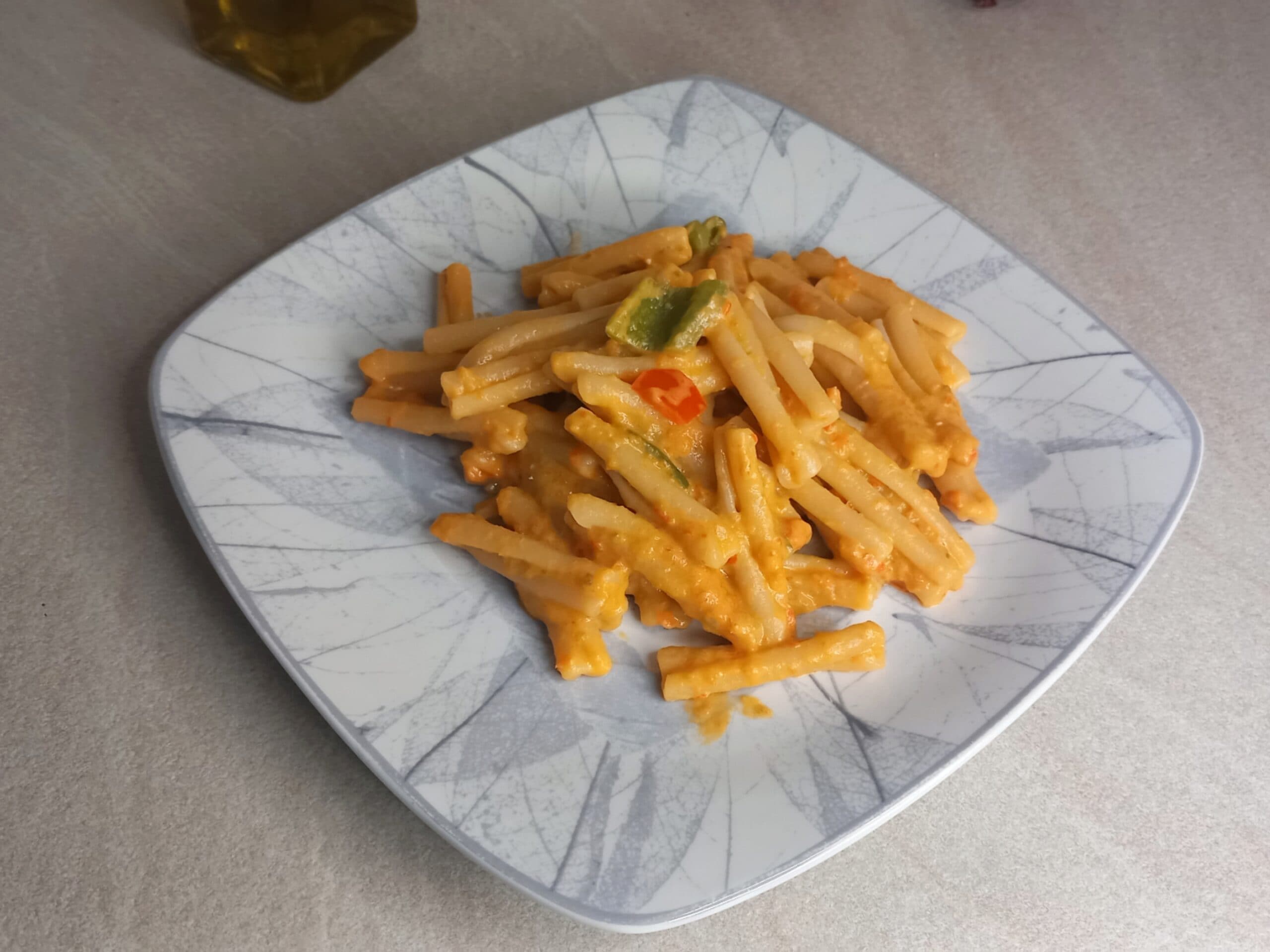 Pasta con crema de pimientos y Philadelphia