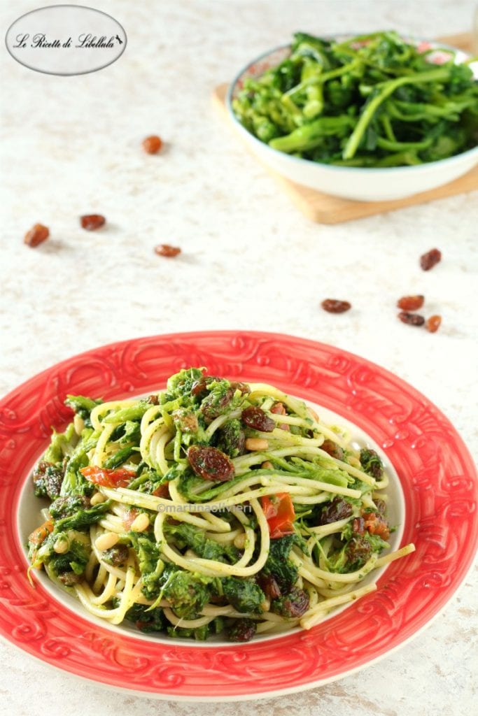 Pasta con grelos, pasas y piñones
