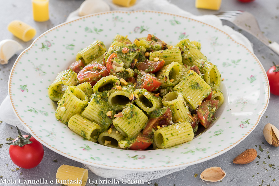 Pasta con pesto de rúcula y tomatitos receta fácil y rápida