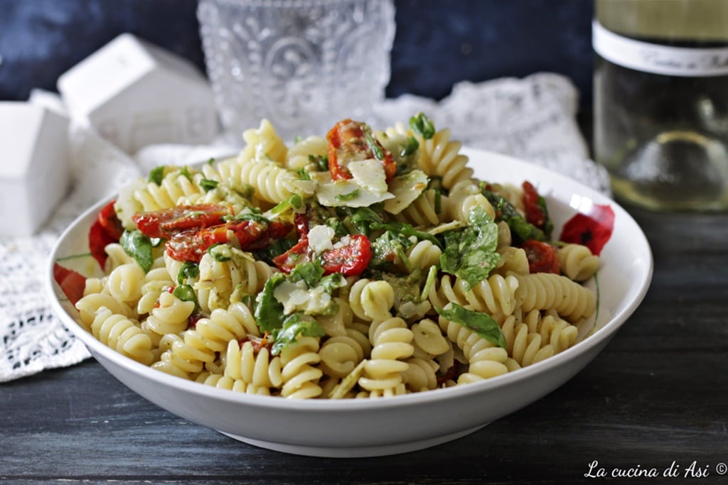 pasta fría sabrosa con pesto, tomates cherry confitados y parmesano