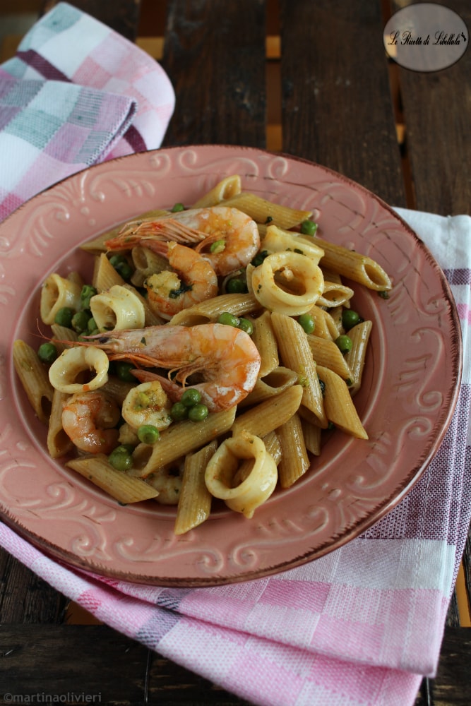 Pasta integral con gambas, calamares y guisantes