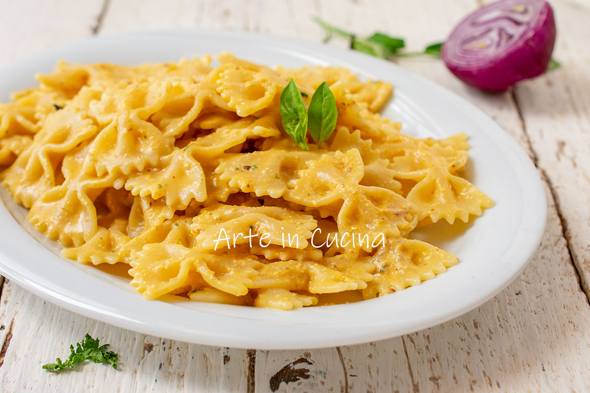 Farfalle al pesto de nueces y speck