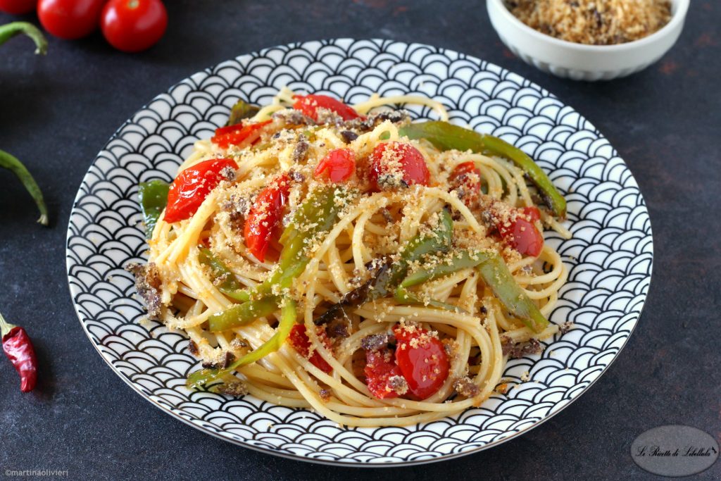 Pasta con pimientos verdes y tomates cherry