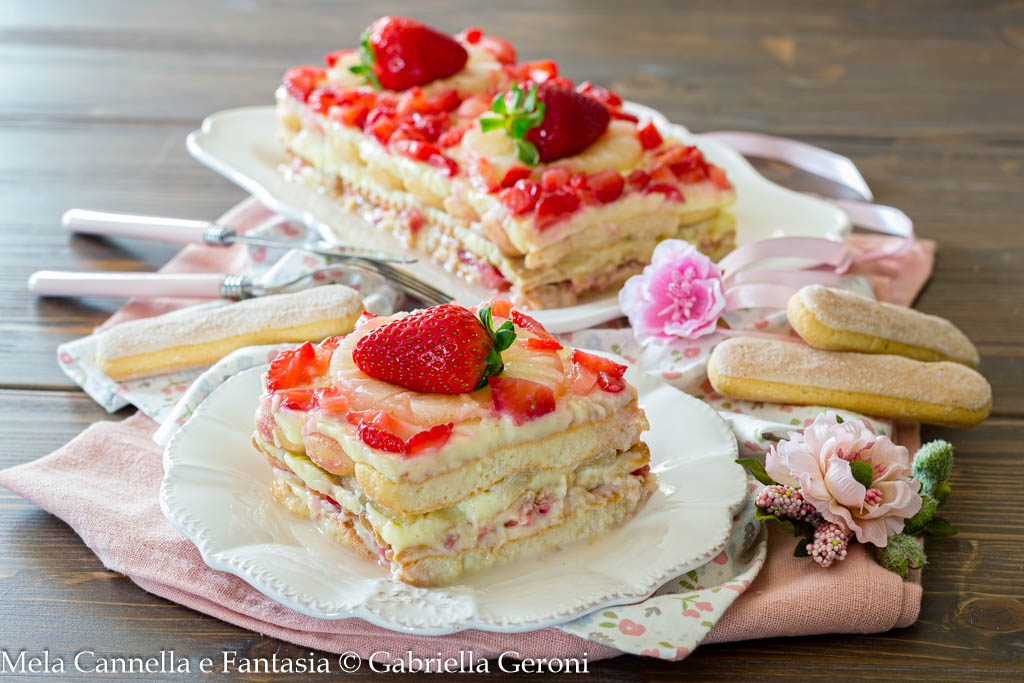 Pastel de bizcochos de soletilla con crema de limón, fresas y piña