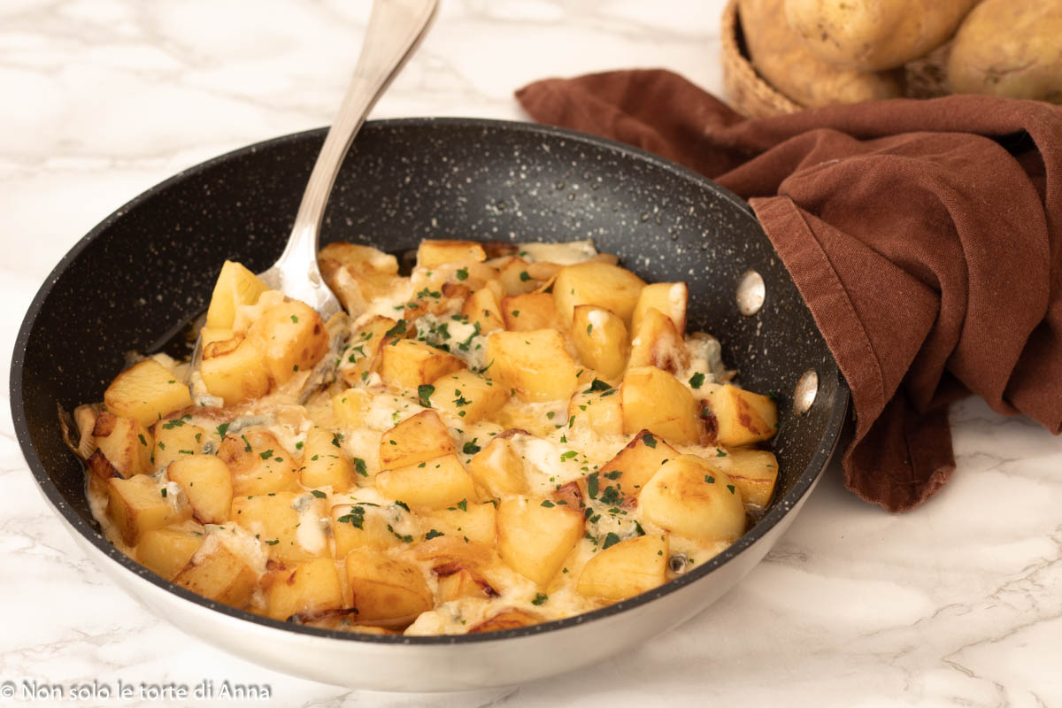 Patatas a la paprika y stracchino