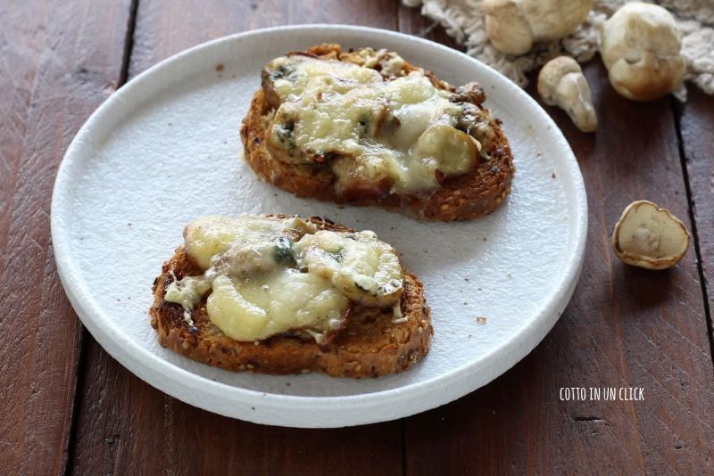 Crostini con setas porcini