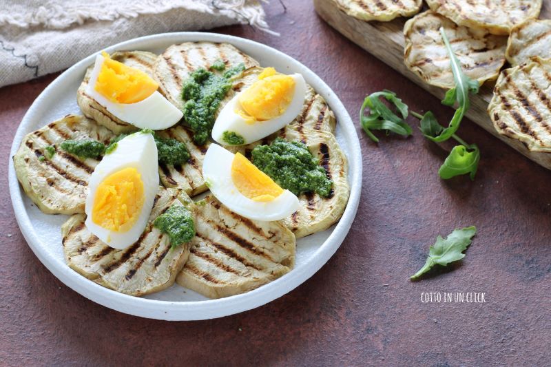 ensalada de berenjenas y huevos cocidos