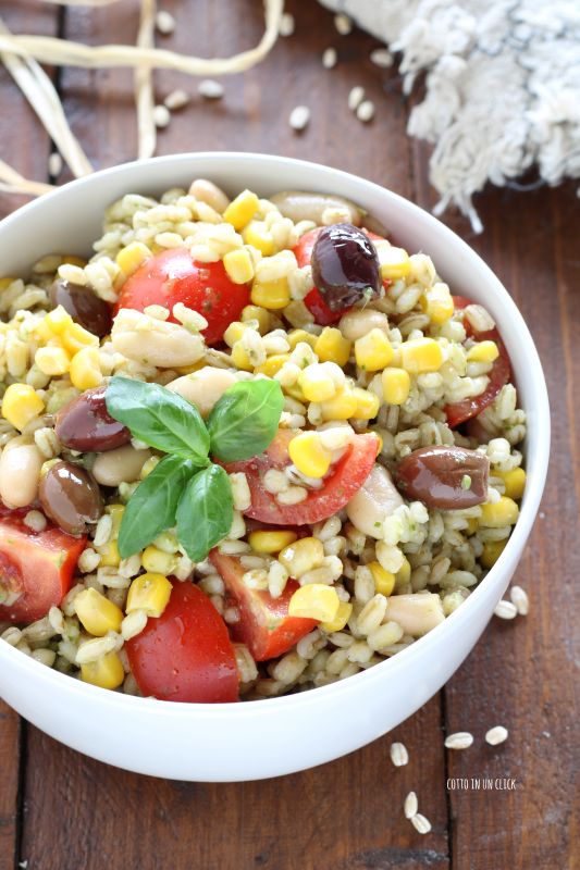 ensalada de cebada veraniega con tomates cherry maíz y aceitunas