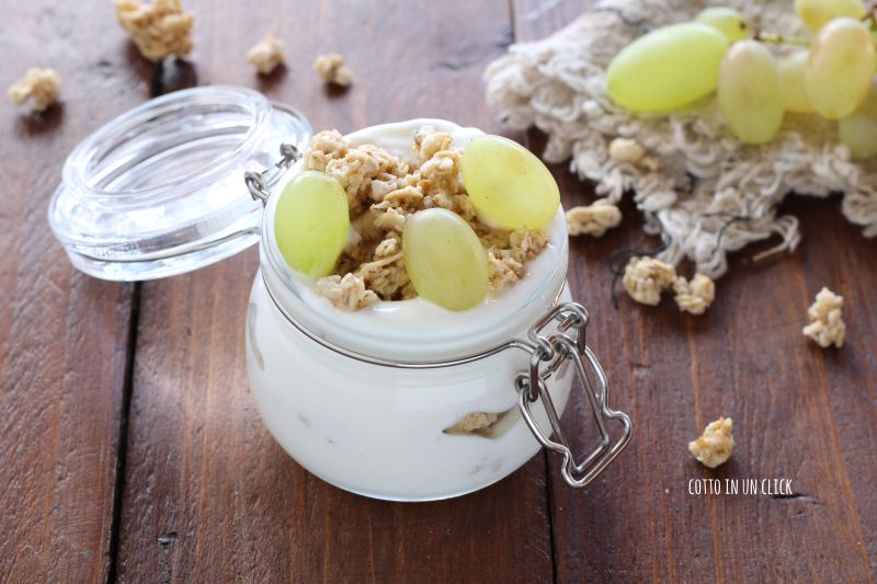 Mousse de skyr con granola y uvas