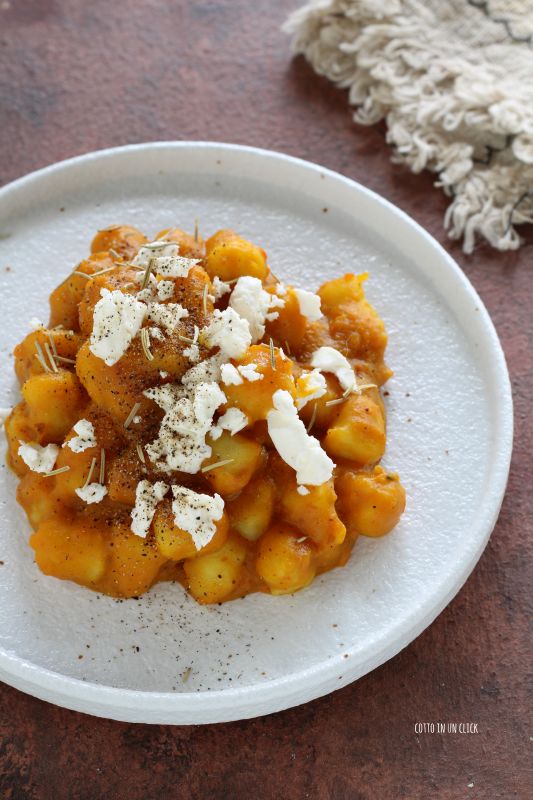 ñoquis con crema de calabaza y feta